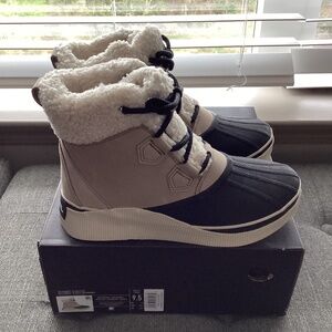 Sorel Women's Out N About IV Chillz Waterproof Booties, size 9.5